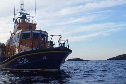 Fishermen rescued after vessel sinks