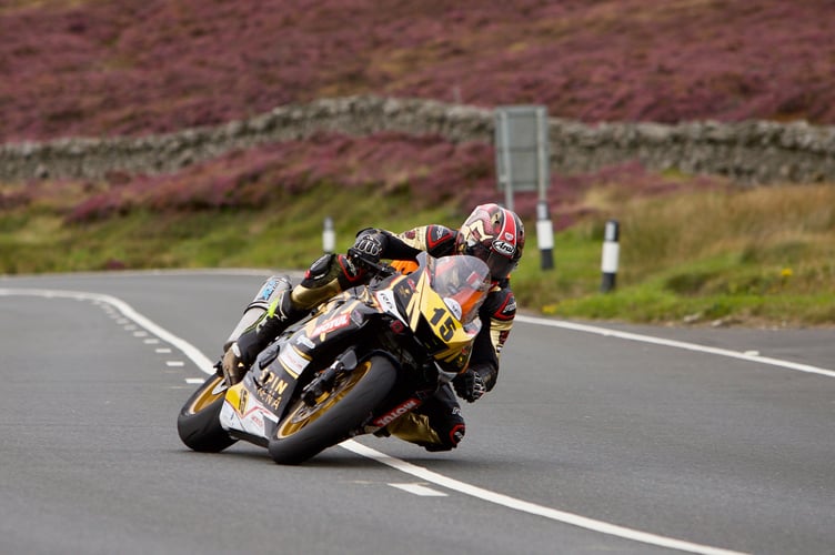 Joe Yeardsley on his way to Manx Grand Prix Senior victory