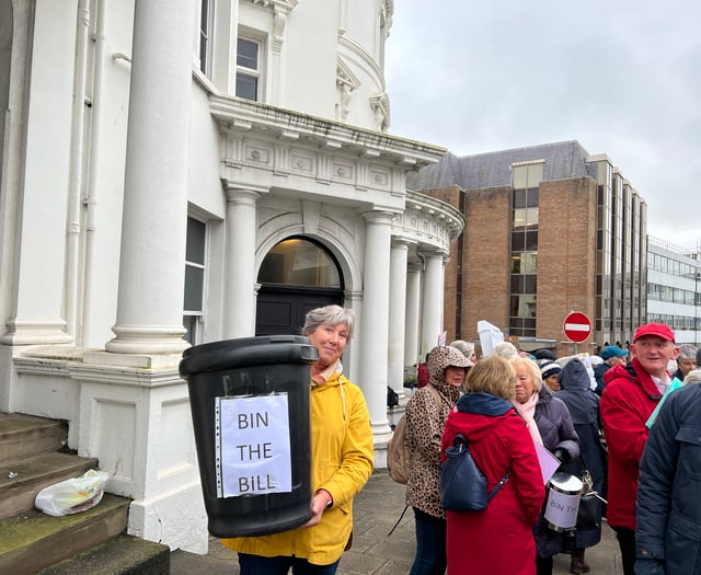 Hundreds turn out for assisted dying demonstration in front of Tynwald