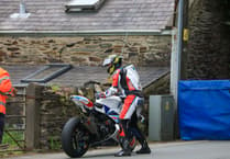 Rider forced to borrow fan's bike after breakdown in Isle of Man TT qualifying