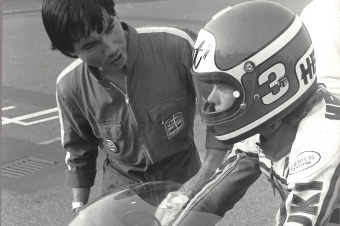 Hennen preparing to set off in the 1978 Thursday afternoon practice when he unofficially became the first rider to go sub-20 minutes for the course (Photo: Ian Coulson)