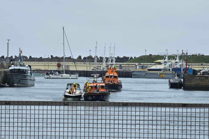 Douglas RNLI Crew took over for Port St Mary, doing an along-side tow and escorted the casualty up into the marina. 