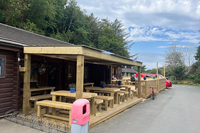 The outdoor seating at Glen Wyllin Campsite