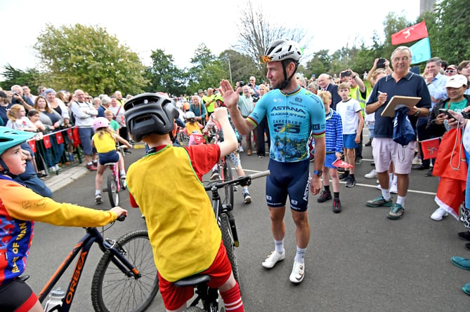 Sir Mark Cavendish with some of the children