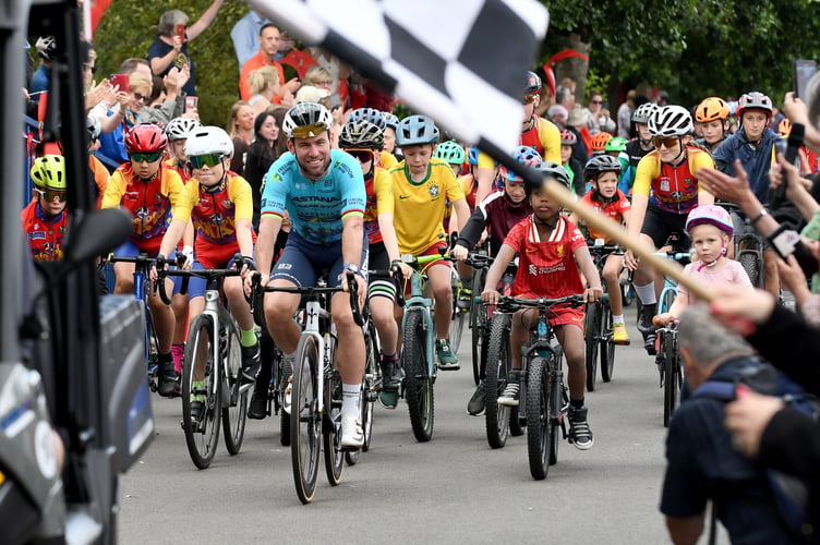 Sir Mark Cavendish completes a lap of honour at the NSC - 